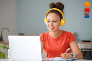 Een vrouw kijkt naar haar laptop en leert in met Online cursus voetmassage