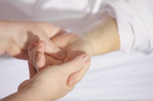 Verzorgde handen bij massage