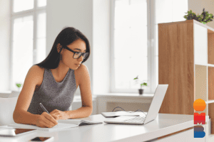 Een vrouw leert vanaf haar laptop met Start je eigen praktijk