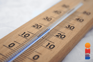 Een thermometer geeft ongeveer 26 graden aan - Temperatuur voor massage