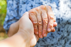 Handmassage bij oudere mensen