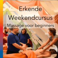 Mensen masseren in een cursusruimte en een docent geeft instructies