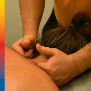 Een massagetechniek met je knokkels op de schouderspieren uit de Vervolgmodule Schoudermassage