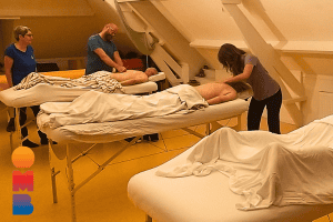 Een docent geeft les aan een groep tijdens de Weekend massage cursus