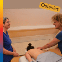 Mensen zijn aan het masseren en de trainer legt iets uit aan een cursist.