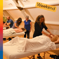 Mensen masseren in een cursusruimte en een docent geeft instructies