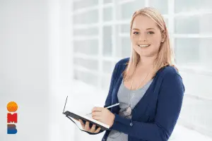 Genieten van Massage - Een vrouw schrijft een afspraak in haar agenda.