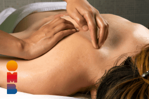 Een massage op nabij het schouderblad