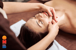 Een vrouw krijg massage van de kaaklijn - Botox of fillers en massage