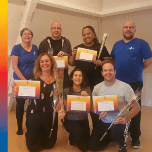 Vijf mensen zijn geslaagd voor de massage opleiding en houden trots hun diploma op.