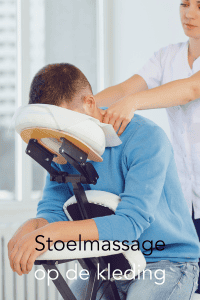 Een man krijgt stoelmassage op de kleding