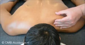 Een techniek op de schouder uit de Vervolgcursus rug en schoudermassage
