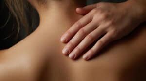 Een detailfoto van eenhand op een schouder ter illustratie van Ontspanningsmassage tips